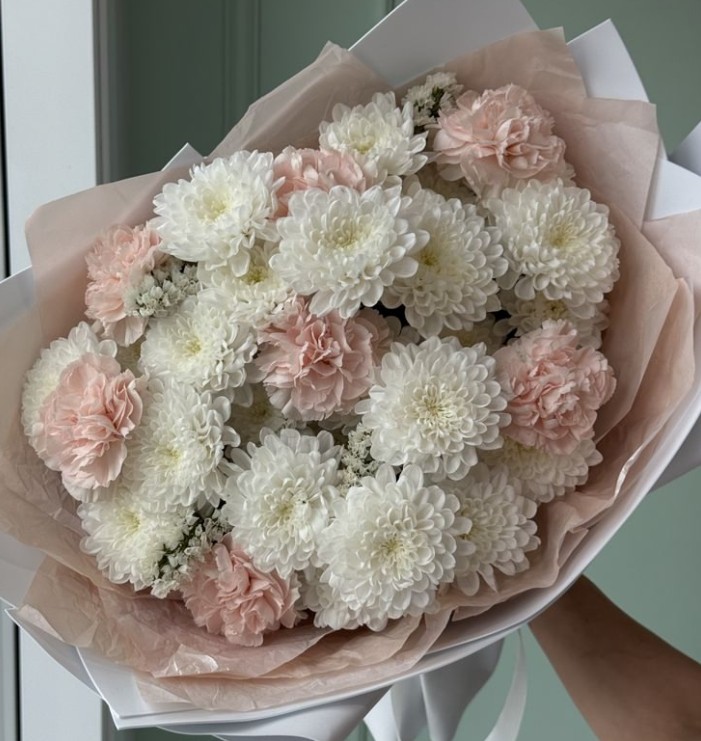 Букет нежных диантусов и хризантемв