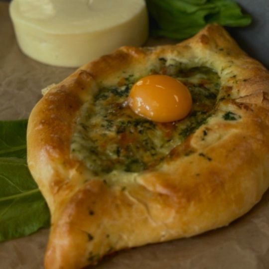 Хачапури со шпинатом и копченым сыром