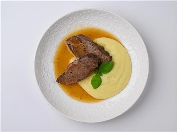 Телячьи щечки с картофельным пюре