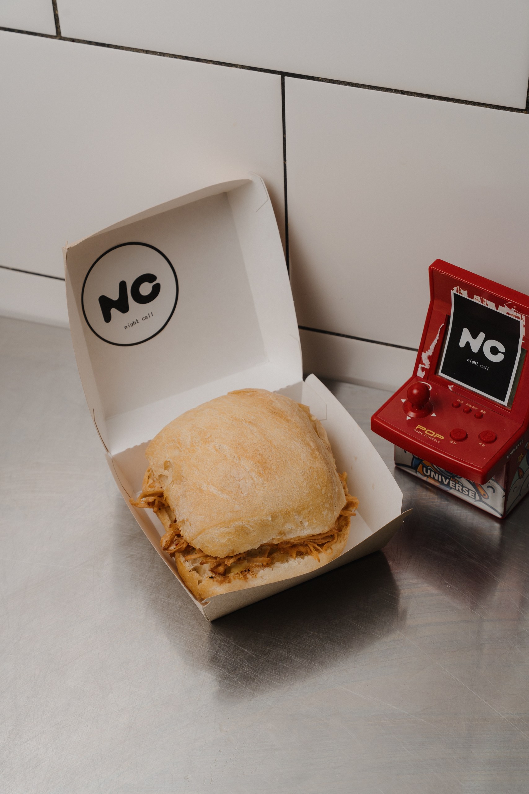 Сэндвич с рваной свининой и вялеными томатами