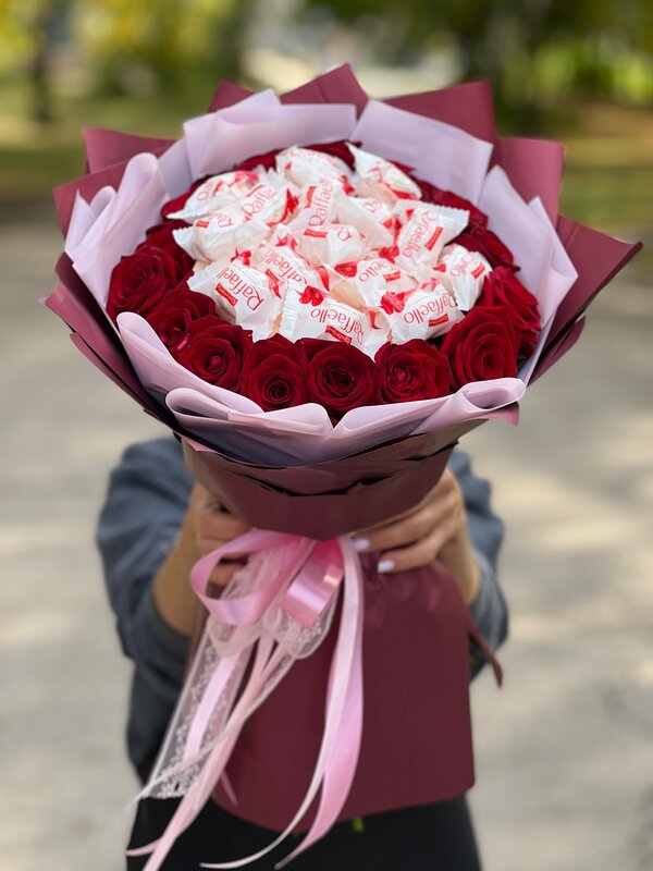 Букет из 15 алых роз и 11 рафаэлок в корейской пленке