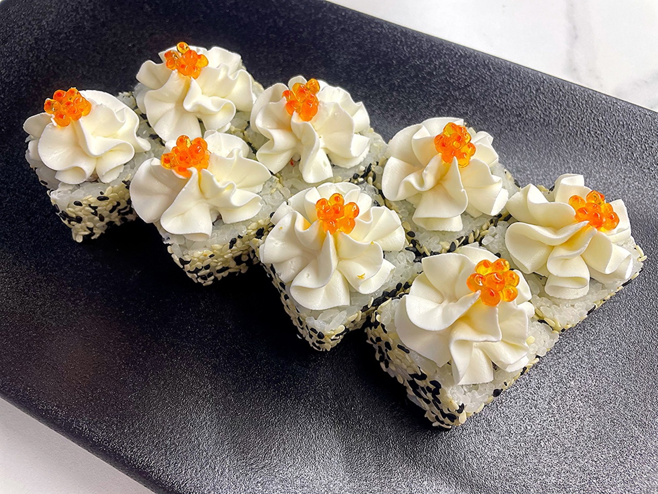 Ролл Филадельфия в кунжуте под сырной шапкой