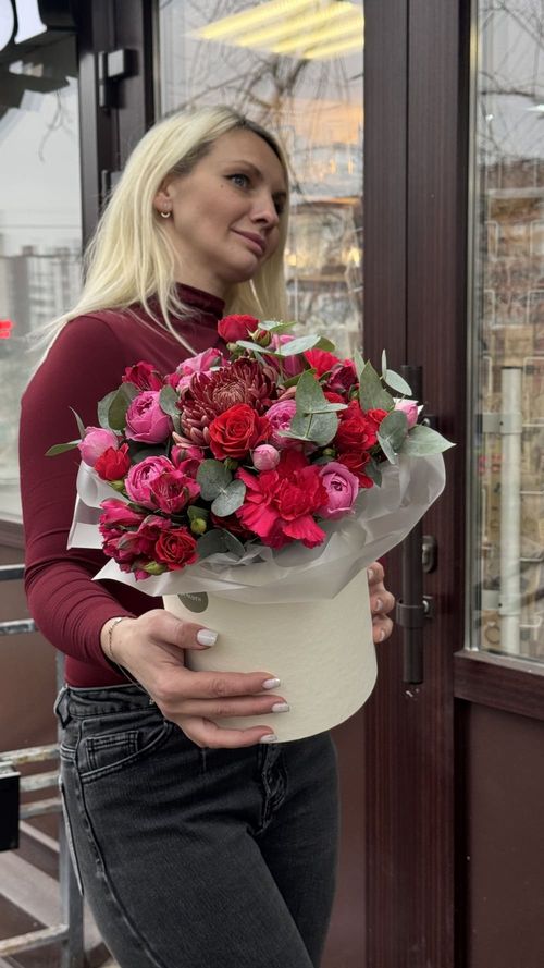 Альстромерии, розы и хризант в коробке