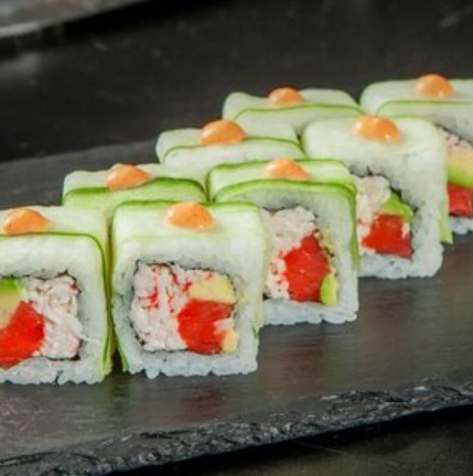 Ролл Royale с копченым крабом и лососем