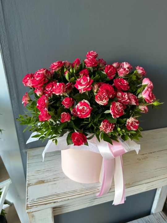 Яркая сочная композиция из кустовых роз