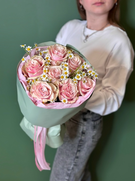 Букет с розами и ромашками
