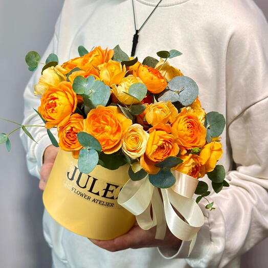 «Заводной апельсин» Цветы в коробке с пионовидной кустовой розой Джуси баблс2