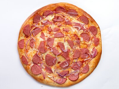 Пицца со сервелатом