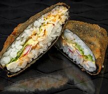 Жареный онигири с крабом (острый)