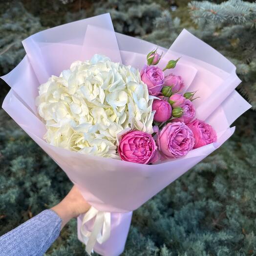 Букет с гортензией и пионовидной розой мисти баблс