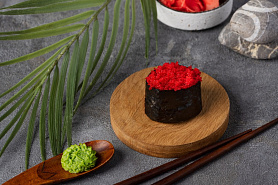 Гункан с икрой Масага