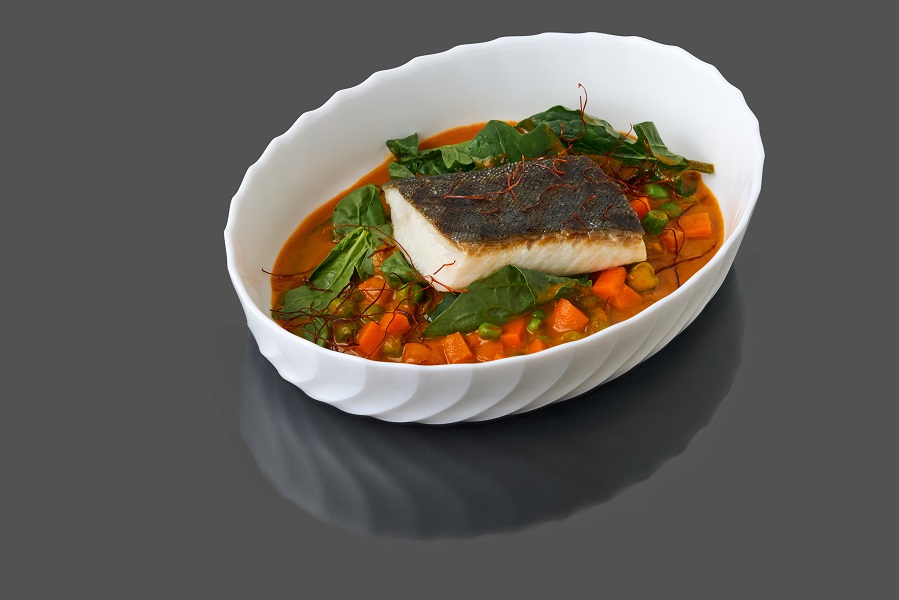 Черная треска с соусом карри и молодыми овощами