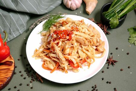 Удон с куриным филе в сл.-чесночном соус
