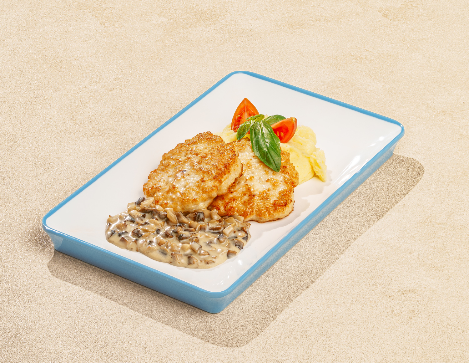 Рубленые куриные котлетки с картофельным пюре и грибным соусом