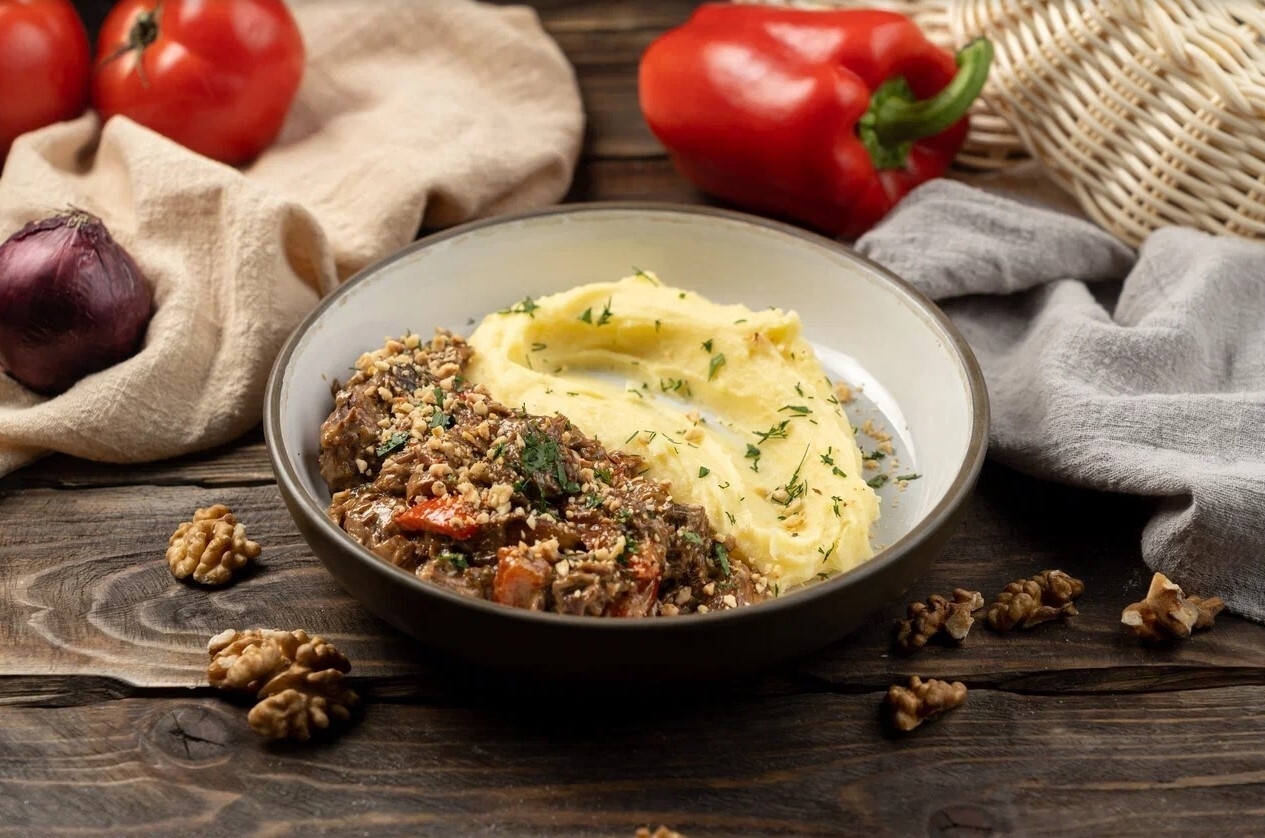 Говяжьи щеки с грибами и картофельным пюре