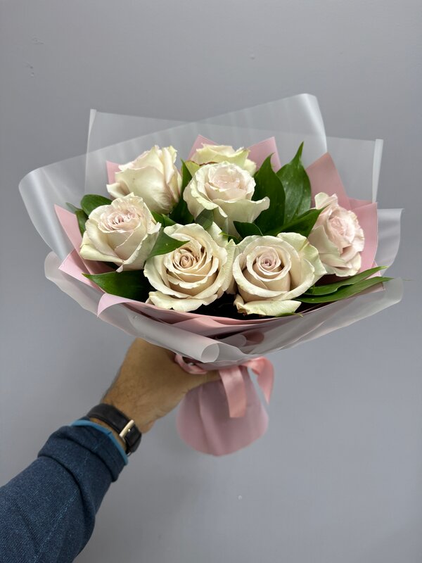 Букет из 7 роз с рускусом