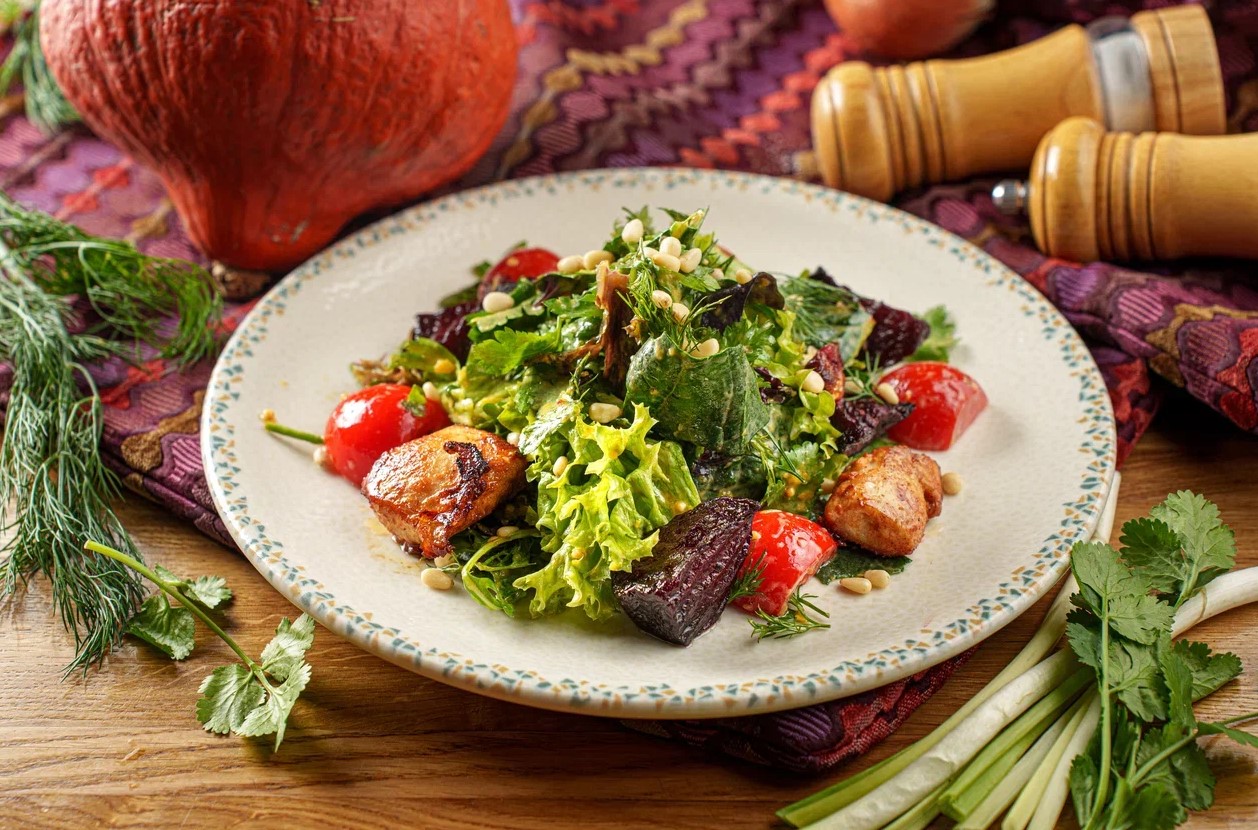 Салат с пряной свеклой и страчателлой