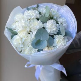 Букет «Жемчужное ожерелье» из 15 белоснежных диантусов с эвкалиптом