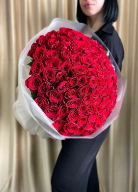 Букет из 101 красной розы в оформлении