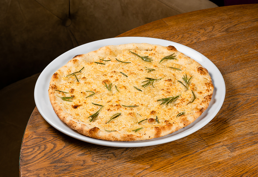 Фокачча с розмарином и пармезаном