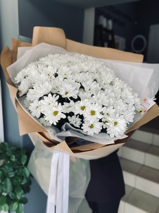 Большой букет из 19 нежных ромашек