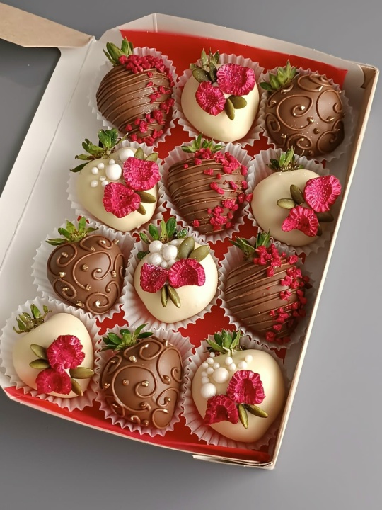 Клубника в шоколаде 12 ягод