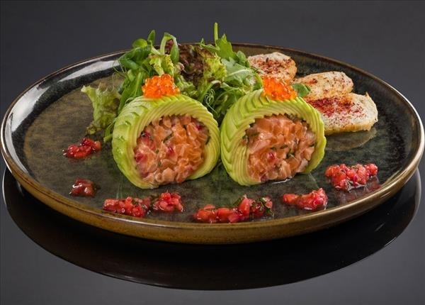 Большой тартар из лосося с клубникой