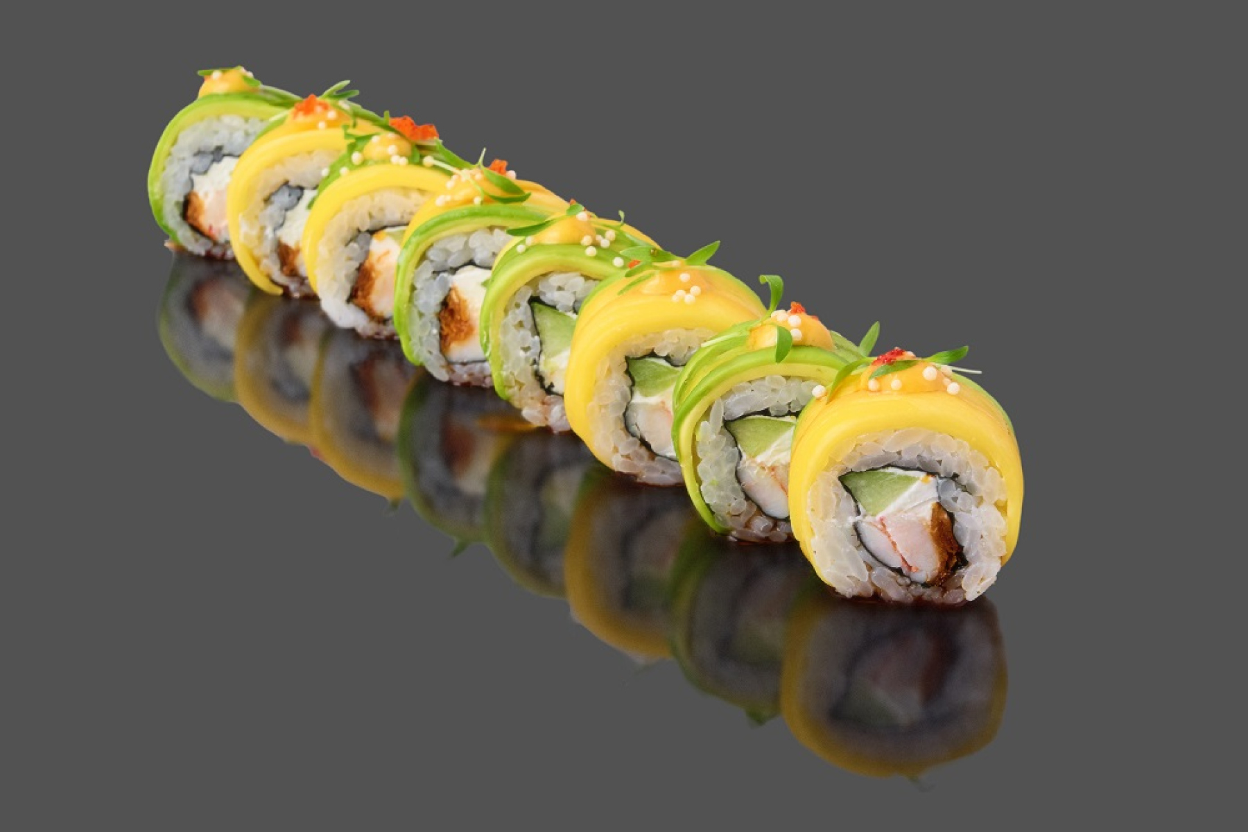 Ролл манго-авокадо