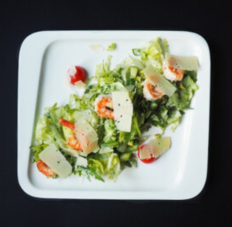 Салат с тигровыми креветками, рукколой и пармезаном