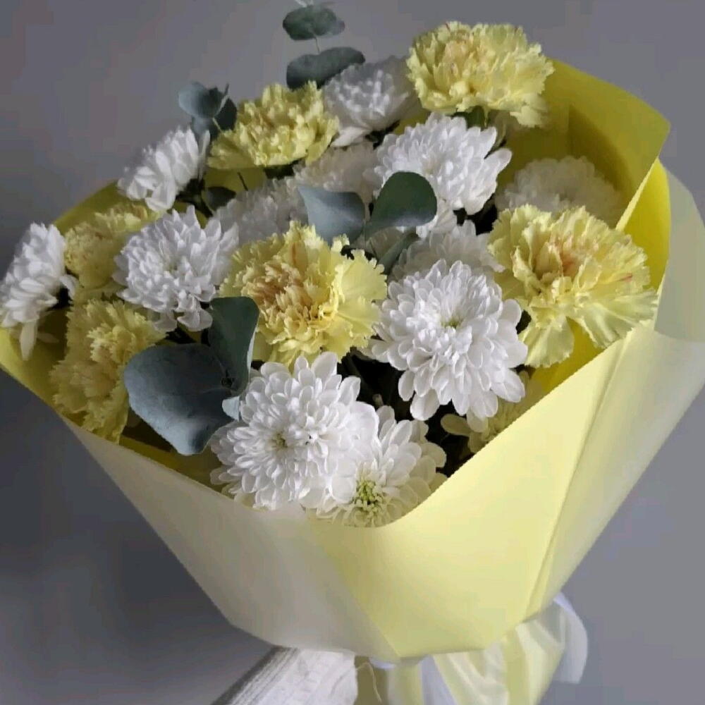 Желтый букетик из хризантем