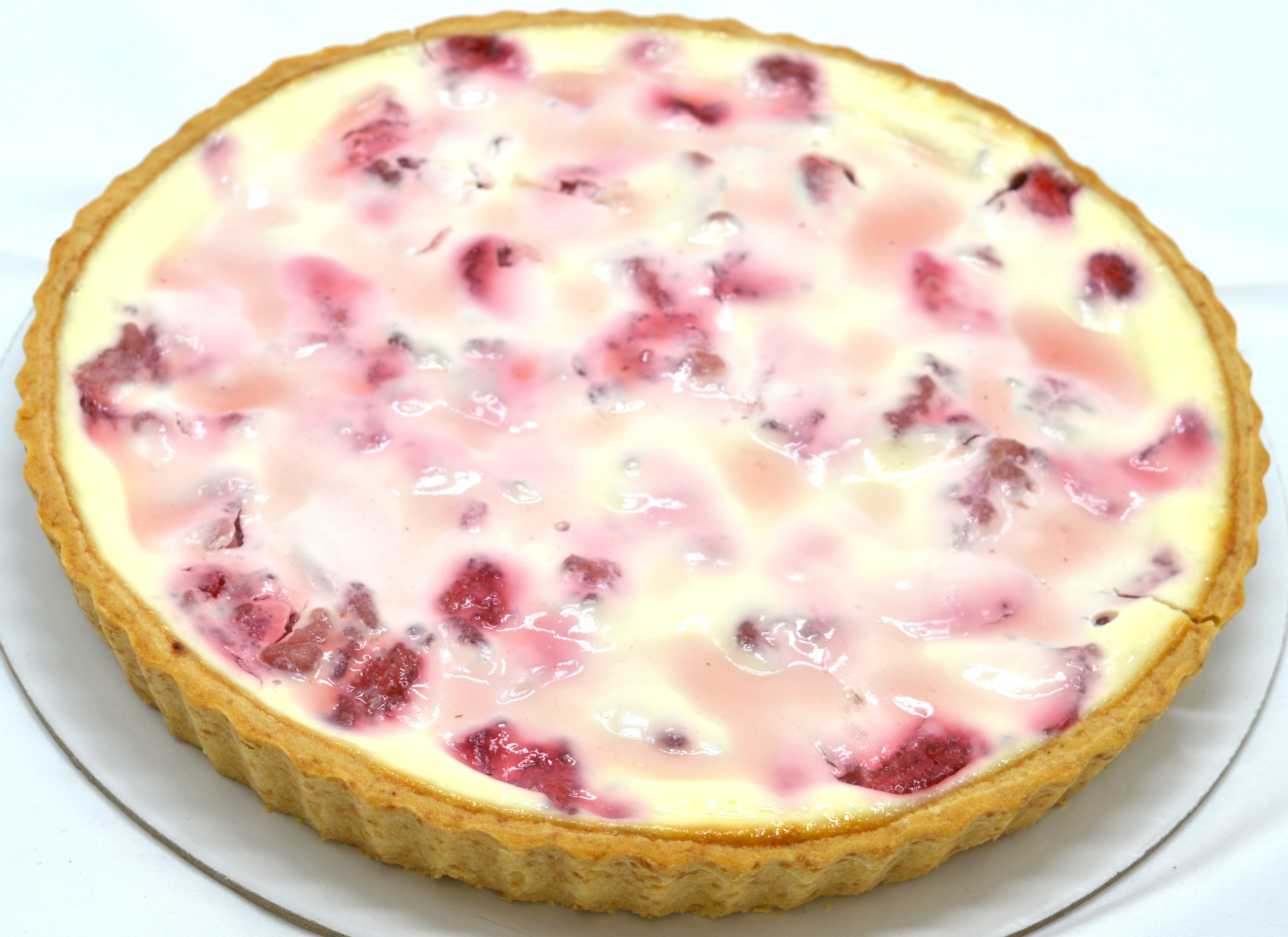 Пирог заливной с клубникой