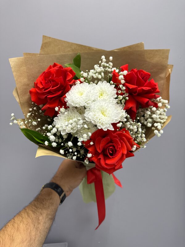 Букет из алых французских роз с хризантемой и гипсофилой