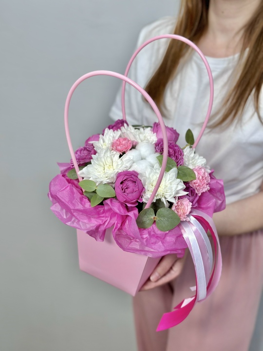 Сумочка с пионовидными розами и хризантемой