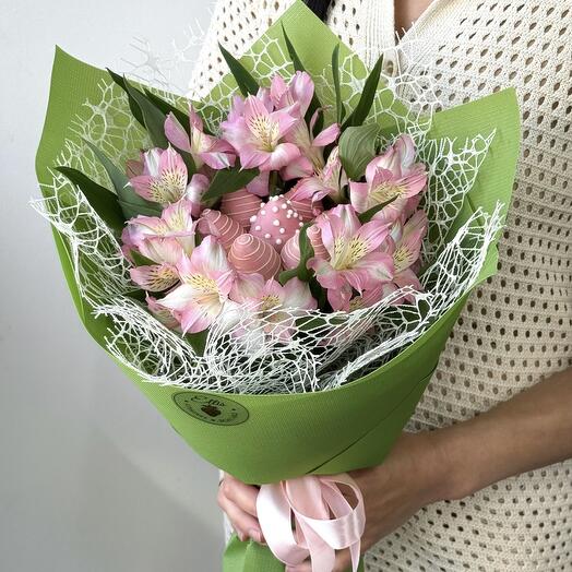 Букет из клубники с альстромерией "Весенняя нежность"