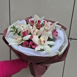 Авторский букет из орхидей и альстромерии