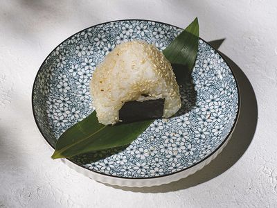 Онигири с курицей, огурцом и твор. сыром
