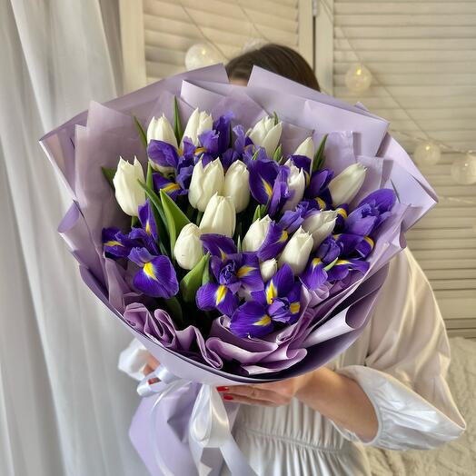 Авторский букет с ирисами и тюльпанами