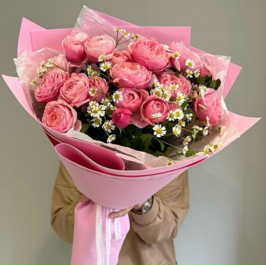 Букет Нежность с кустовыми пионовидными розами