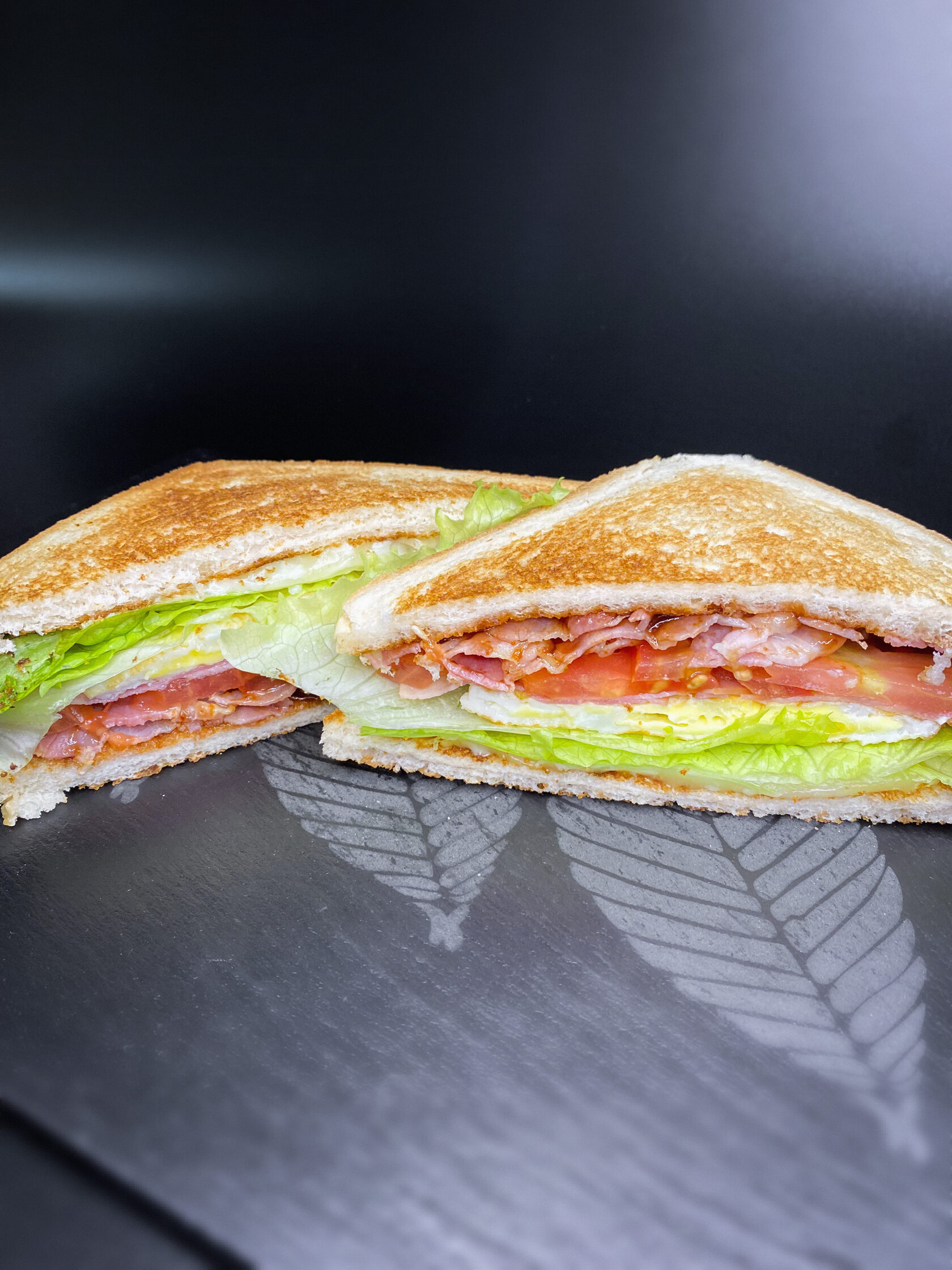 Закуска: Клаб-сэндвич с беконом и ветчиной