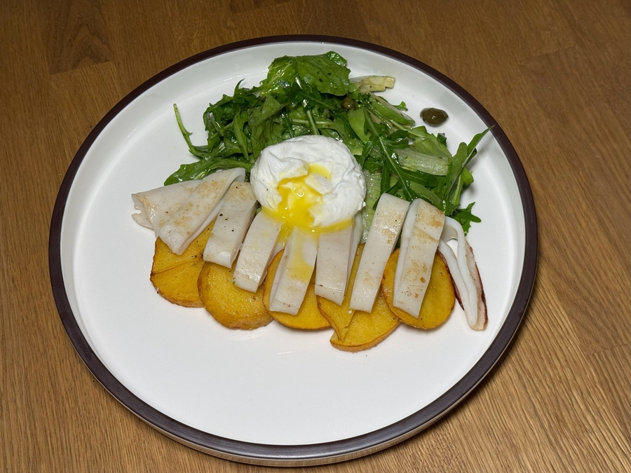 Салат с кальмаром и деревенским картофелем