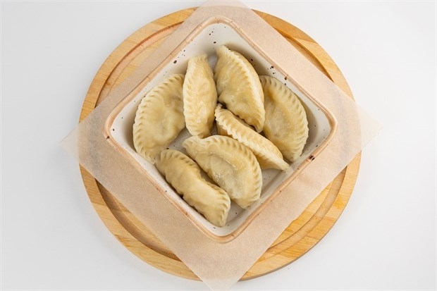 Вареники с яблоком и изюмом