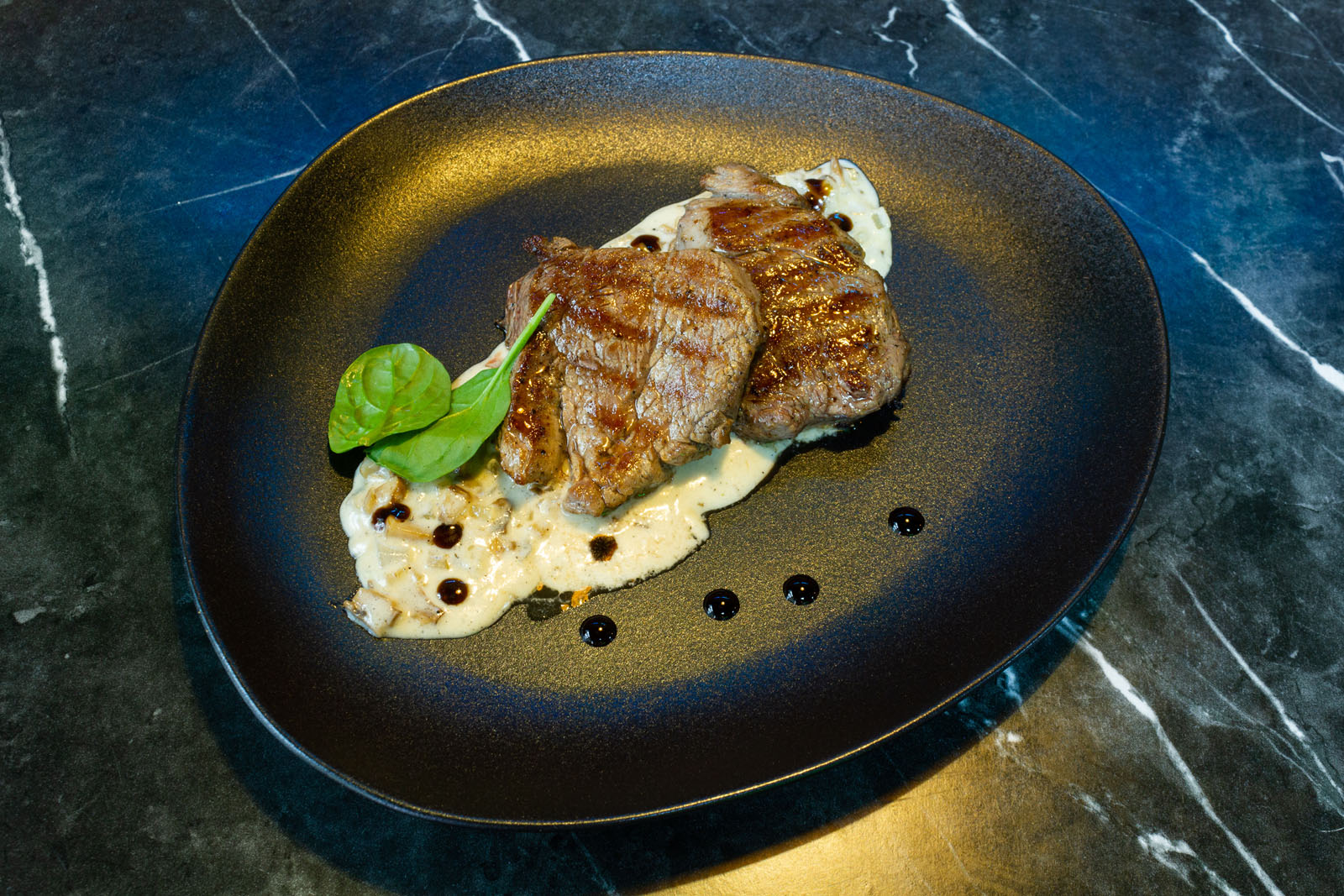 Филе миньон под соусом с лесными грибами