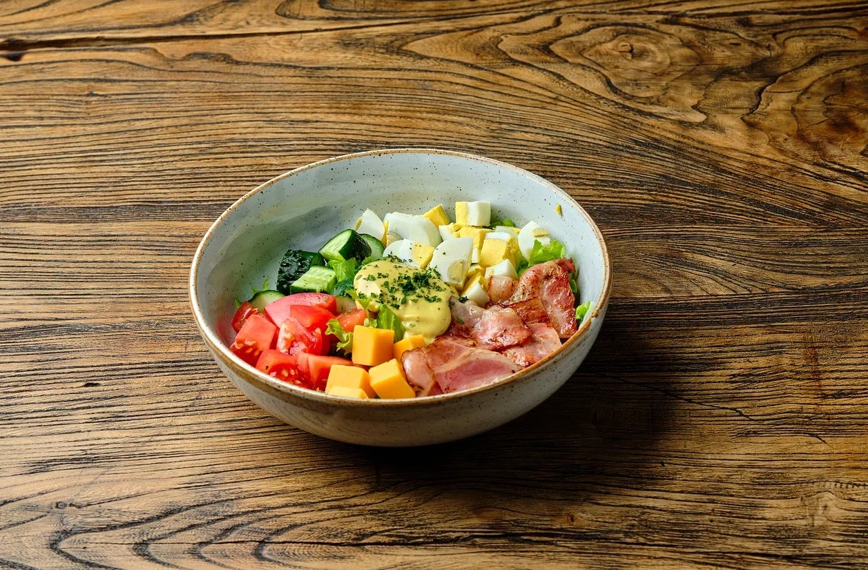 Кобб с жареным беконом