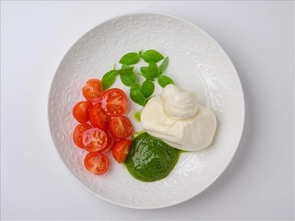 Буррата с томатами и соусом песто