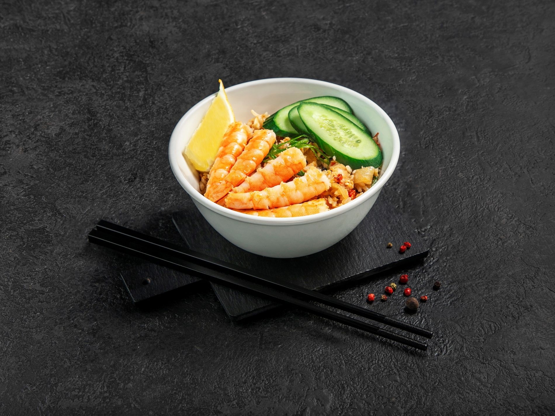 Жареный рис с креветкой и яйцом