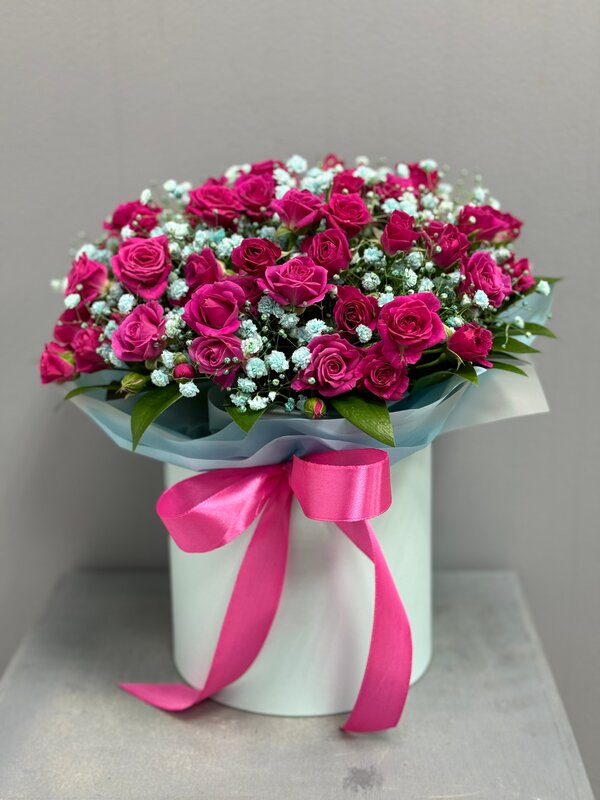 Шляпная коробка из 3 бирюзовых гипсофил и 8 кустовых роз