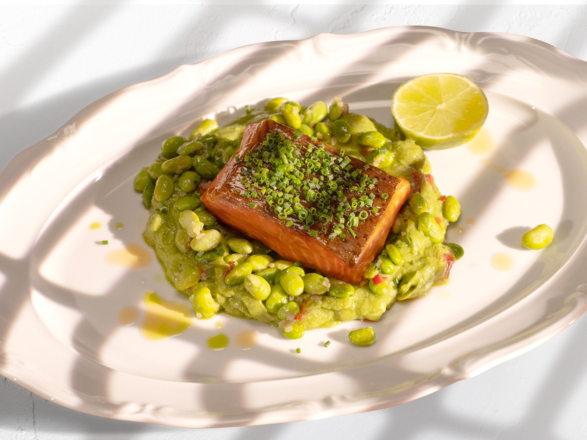 Форель терияки с гуакомоле и бобами эдамаме