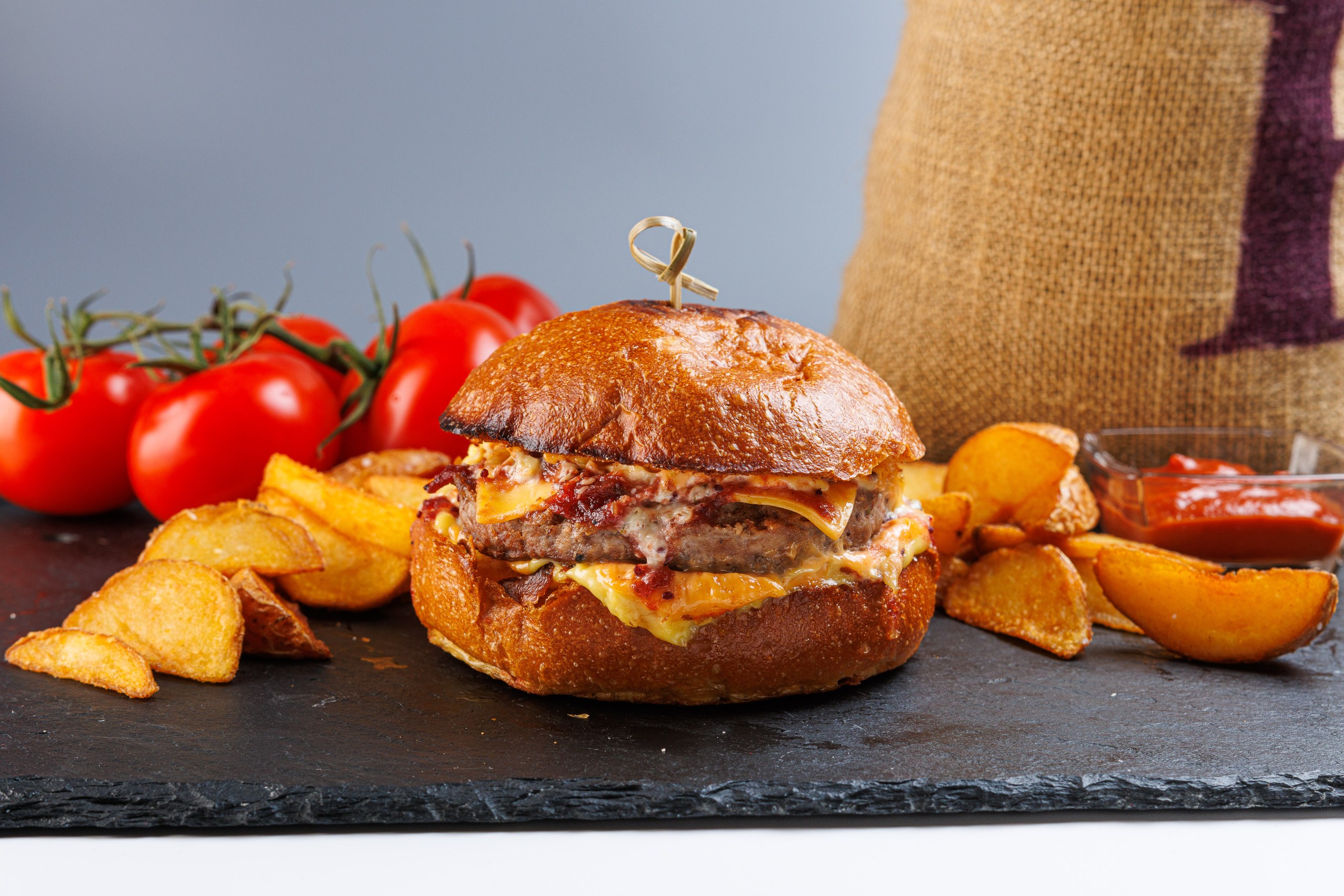 Биф Бургер клюквенный спайси