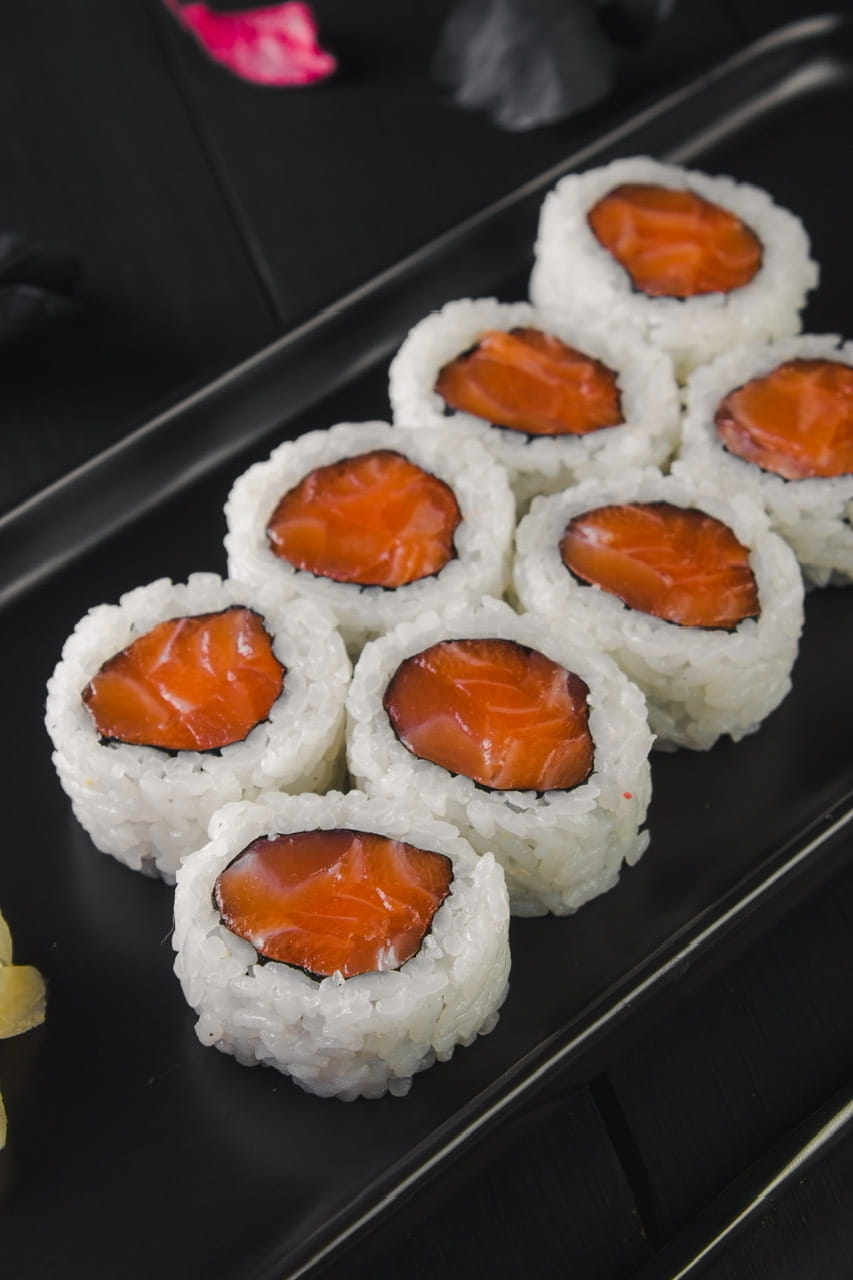 Ролл с лососем