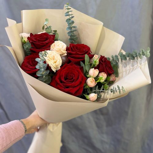 Букет из красных роз, кустовых роз и эвкалипта (б2078)